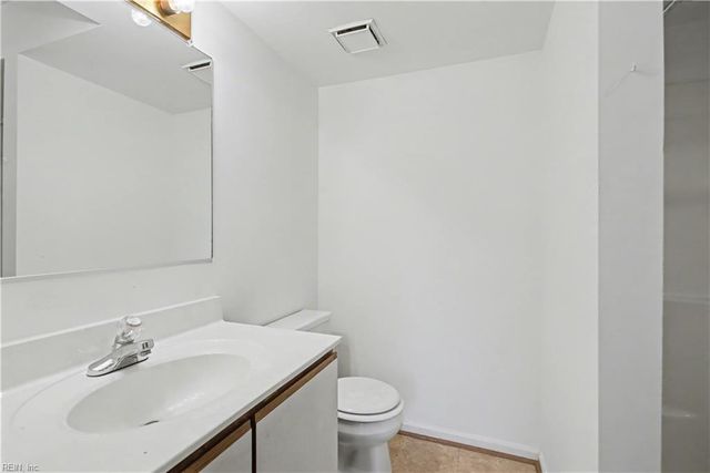 514 Thorncliff Dr Apt 202, Newport News, VA 23608