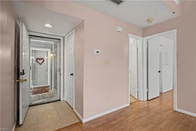 514 Thorncliff Dr Apt 202, Newport News, VA 23608