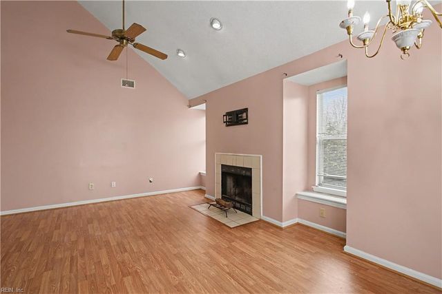 514 Thorncliff Dr Apt 202, Newport News, VA 23608