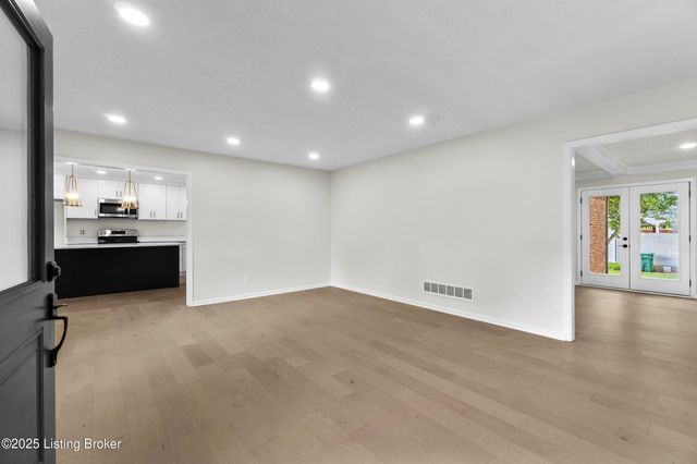 8812 Swan Hill Rd, Louisville, KY 40241