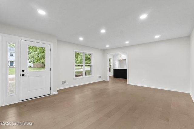 8812 Swan Hill Rd, Louisville, KY 40241