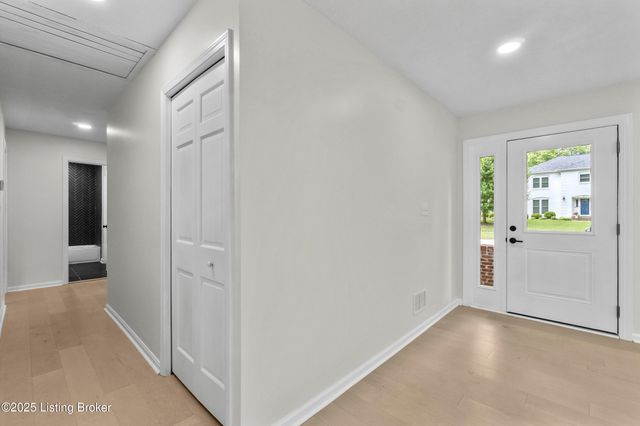 8812 Swan Hill Rd, Louisville, KY 40241