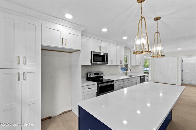 8812 Swan Hill Rd, Louisville, KY 40241