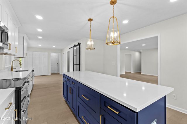 8812 Swan Hill Rd, Louisville, KY 40241