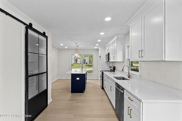 8812 Swan Hill Rd, Louisville, KY 40241