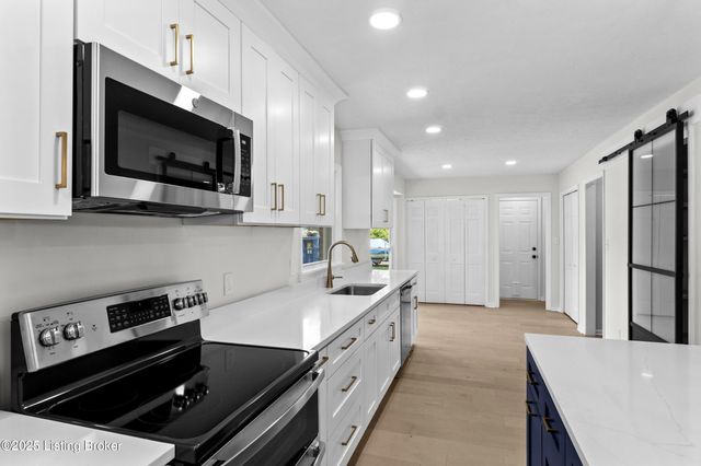 8812 Swan Hill Rd, Louisville, KY 40241