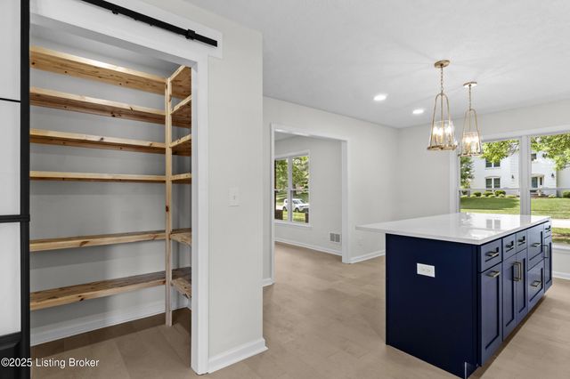 8812 Swan Hill Rd, Louisville, KY 40241