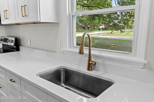 8812 Swan Hill Rd, Louisville, KY 40241