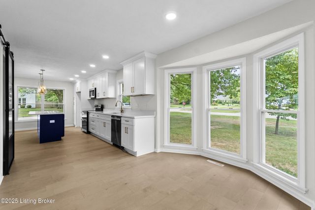 8812 Swan Hill Rd, Louisville, KY 40241