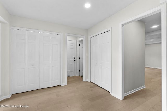 8812 Swan Hill Rd, Louisville, KY 40241