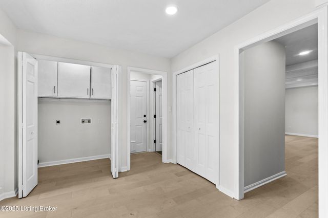 8812 Swan Hill Rd, Louisville, KY 40241