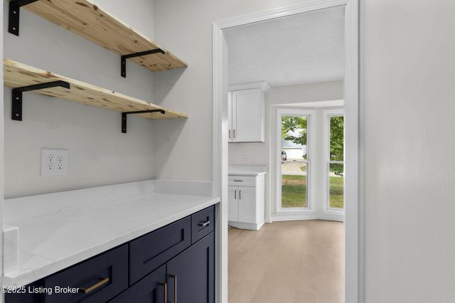 8812 Swan Hill Rd, Louisville, KY 40241