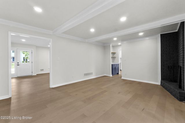 8812 Swan Hill Rd, Louisville, KY 40241