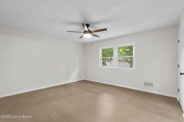 8812 Swan Hill Rd, Louisville, KY 40241