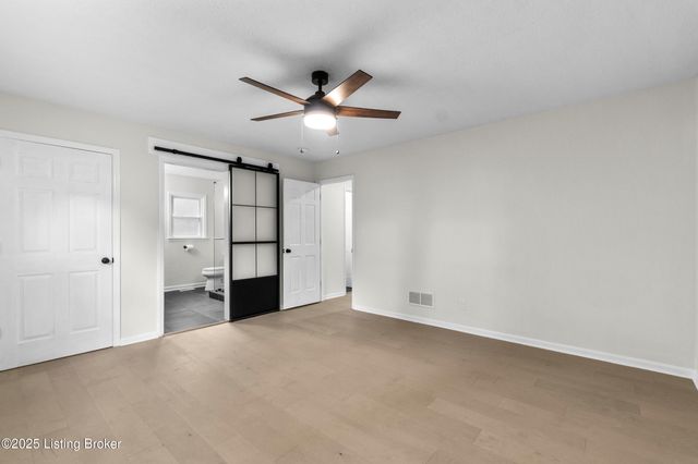 8812 Swan Hill Rd, Louisville, KY 40241