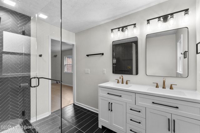 8812 Swan Hill Rd, Louisville, KY 40241