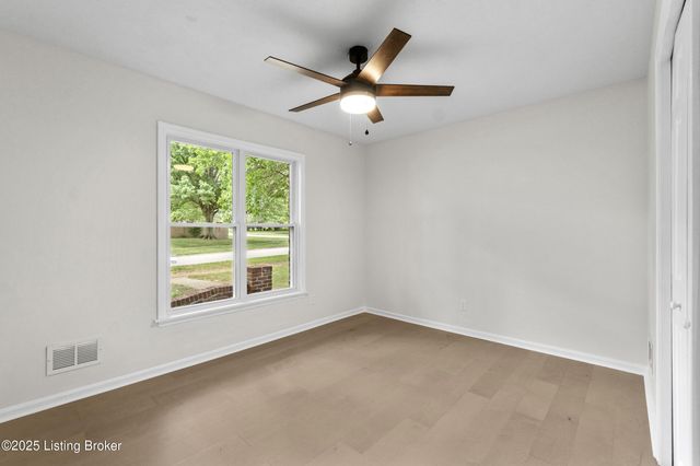 8812 Swan Hill Rd, Louisville, KY 40241