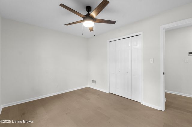 8812 Swan Hill Rd, Louisville, KY 40241