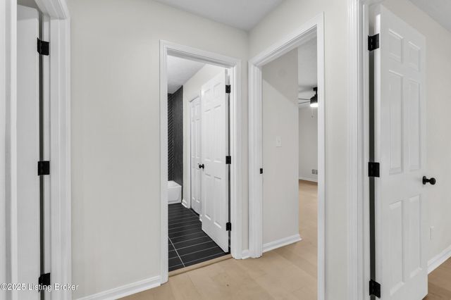 8812 Swan Hill Rd, Louisville, KY 40241