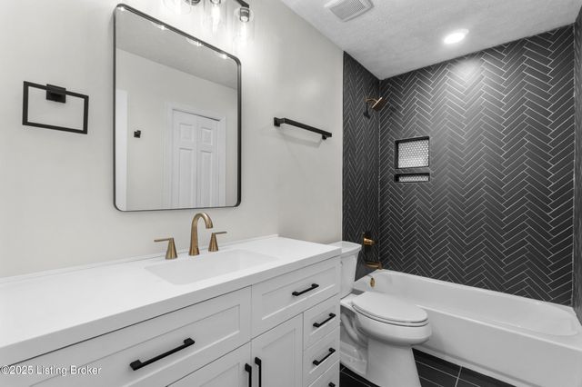 8812 Swan Hill Rd, Louisville, KY 40241