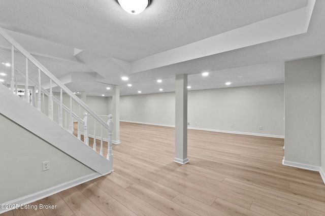 8812 Swan Hill Rd, Louisville, KY 40241