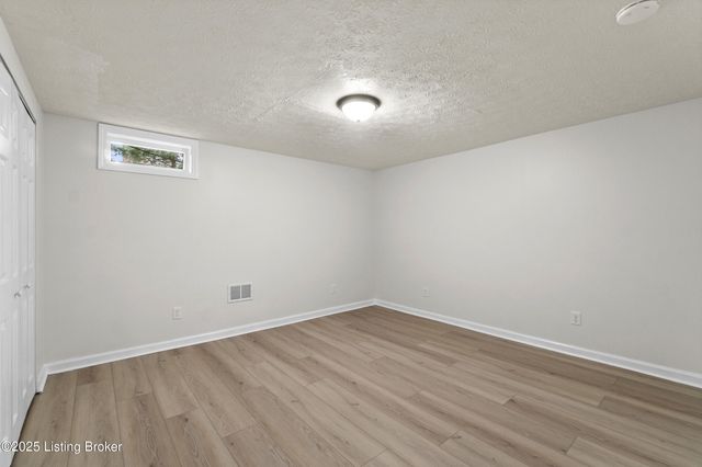 8812 Swan Hill Rd, Louisville, KY 40241