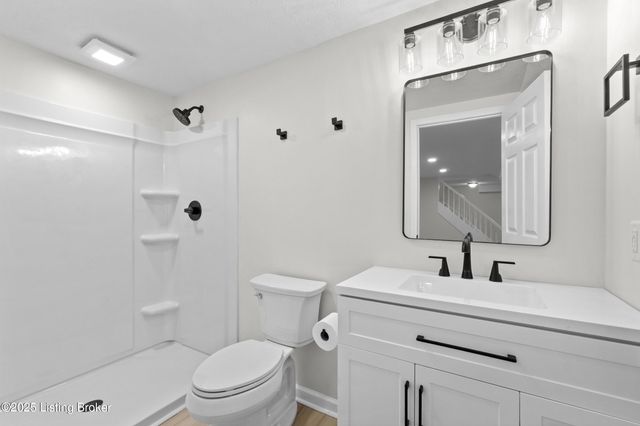 8812 Swan Hill Rd, Louisville, KY 40241