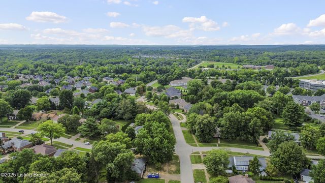 8812 Swan Hill Rd, Louisville, KY 40241