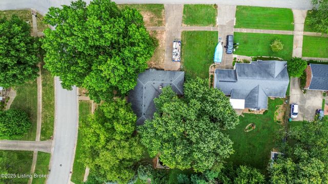 8812 Swan Hill Rd, Louisville, KY 40241