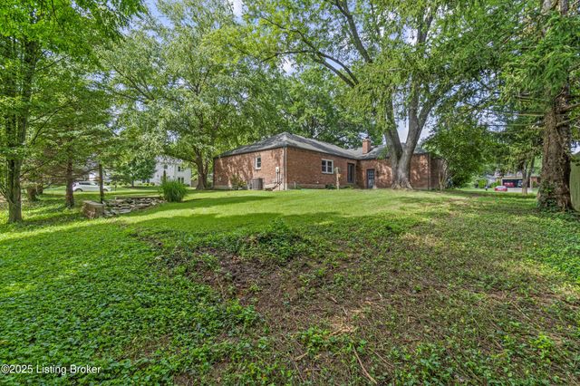 8812 Swan Hill Rd, Louisville, KY 40241