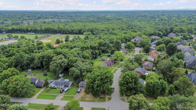 8812 Swan Hill Rd, Louisville, KY 40241