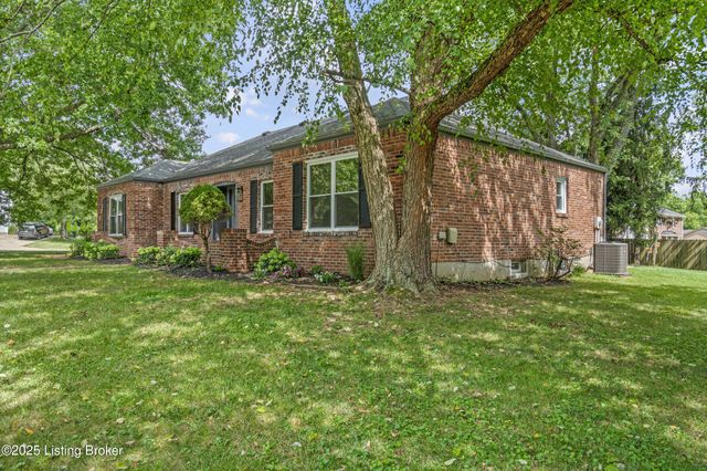 8812 Swan Hill Rd, Louisville, KY 40241
