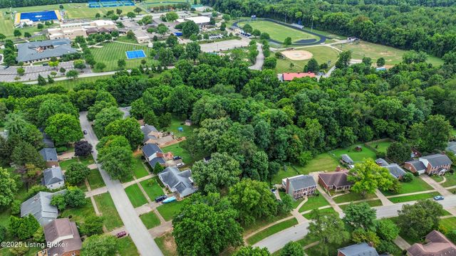 8812 Swan Hill Rd, Louisville, KY 40241