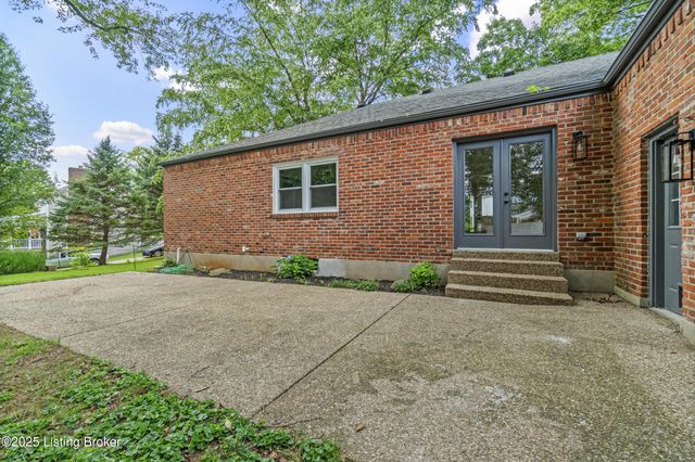 8812 Swan Hill Rd, Louisville, KY 40241