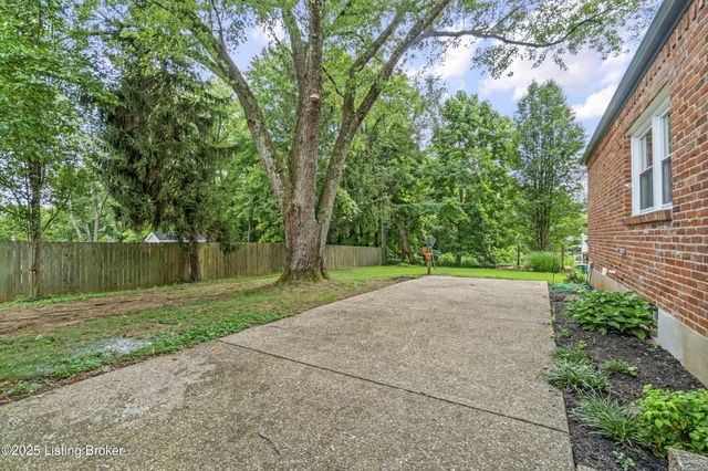 8812 Swan Hill Rd, Louisville, KY 40241