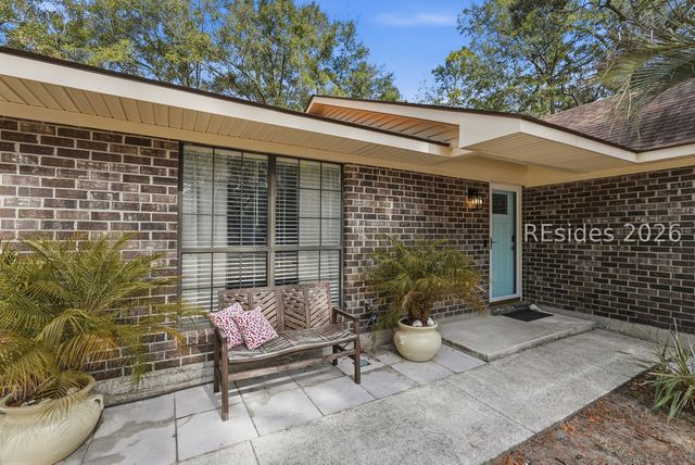 7 Woodbine Dr, Beaufort, SC 29907