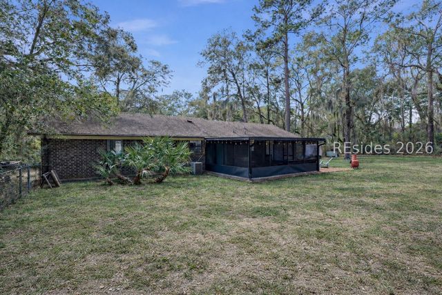 7 Woodbine Dr, Beaufort, SC 29907