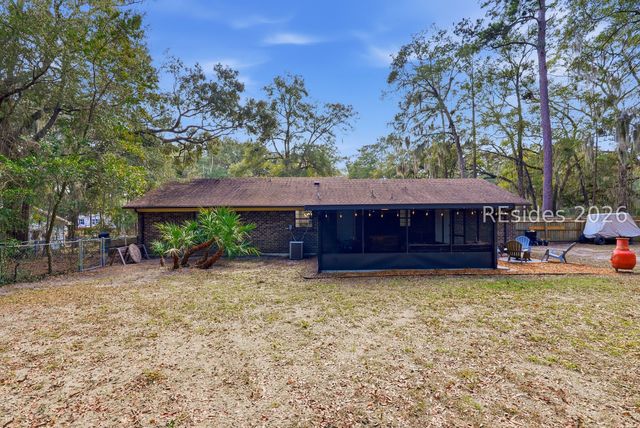 7 Woodbine Dr, Beaufort, SC 29907