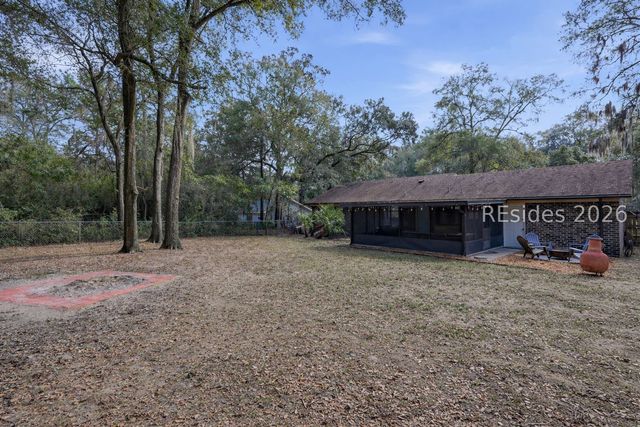 7 Woodbine Dr, Beaufort, SC 29907