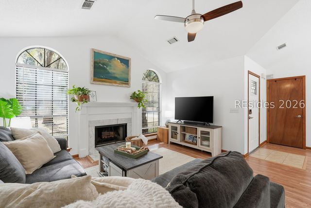 7 Woodbine Dr, Beaufort, SC 29907