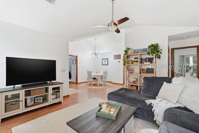 7 Woodbine Dr, Beaufort, SC 29907