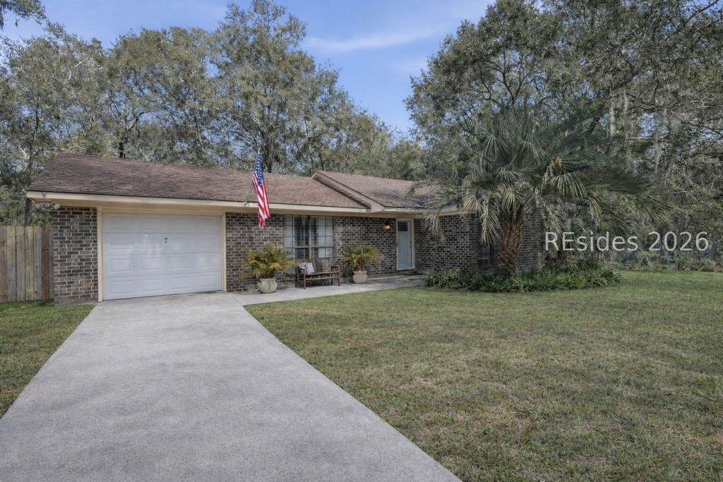 7 Woodbine Dr, Beaufort, SC 29907
