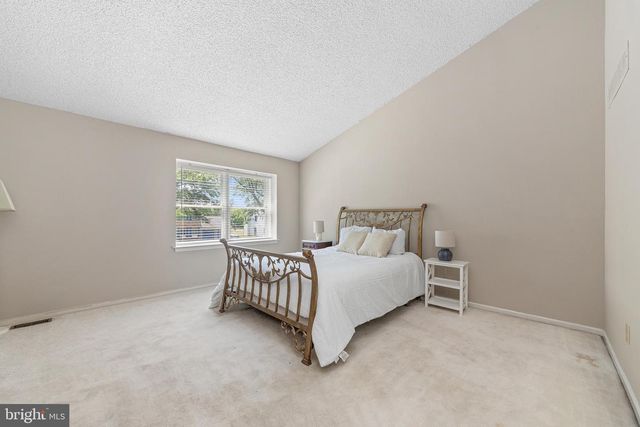 5 ZINNIA DR, Newtown, PA 18940