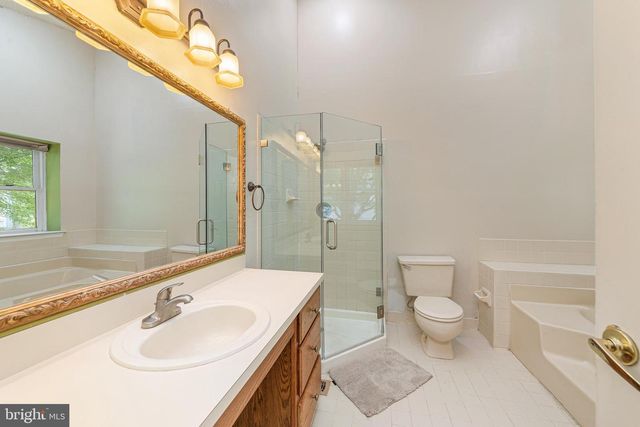 5 ZINNIA DR, Newtown, PA 18940