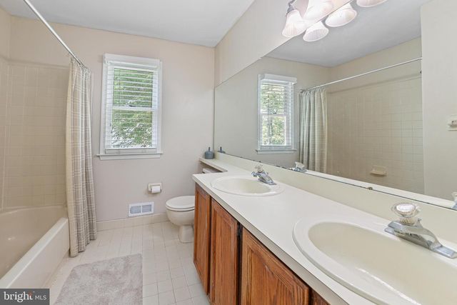 5 ZINNIA DR, Newtown, PA 18940
