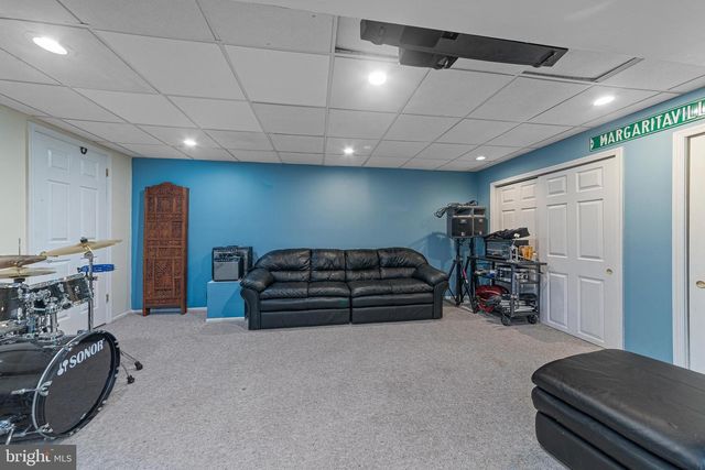 5 ZINNIA DR, Newtown, PA 18940