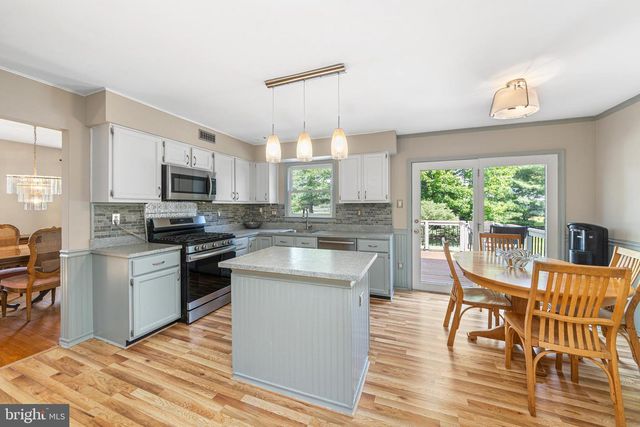 5 ZINNIA DR, Newtown, PA 18940