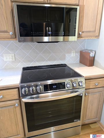 1621 Old Farm Road, Lincoln, NE 68512