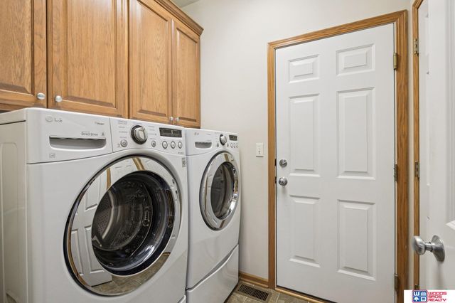 1621 Old Farm Road, Lincoln, NE 68512