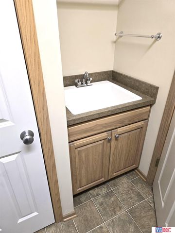 1621 Old Farm Road, Lincoln, NE 68512